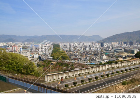 坂出市の街並み・瀬戸中央自動車道(香川県・坂出市) 坂出市の街並み・瀬戸中央自動車道(香川県・坂出市) 110963938