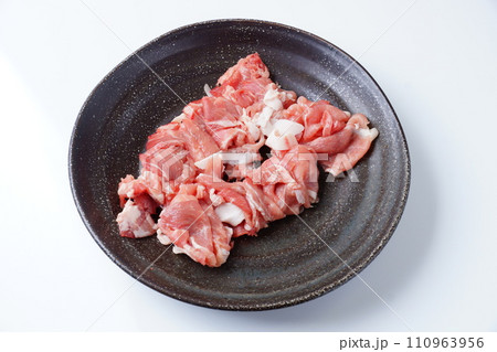 国産の豚肉小間切れ肉 110963956