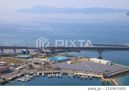 予讃線と瀬戸内海(香川県・宇多津町) 予讃線と瀬戸内海(香川県・宇多津町) 110963980
