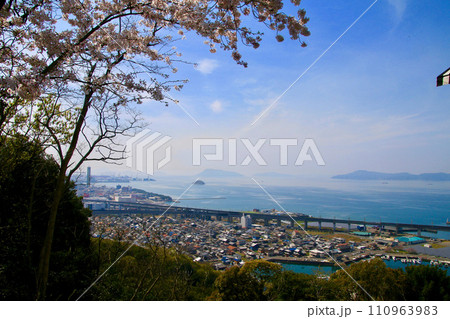 予讃線と瀬戸内海(香川県・宇多津町) 予讃線と瀬戸内海(香川県・宇多津町) 110963983