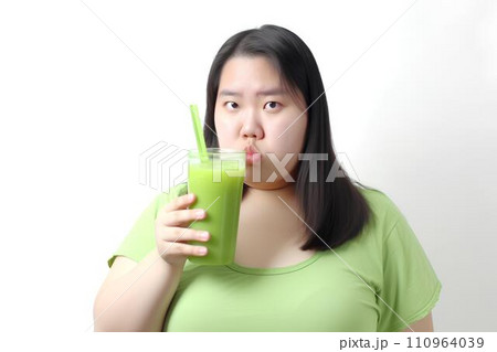青汁を飲むぽっちゃり女性　AI生成 110964039