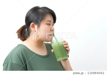 青汁を飲むぽっちゃり女性 AI生成 青汁を飲むぽっちゃり女性 AI生成 110964042