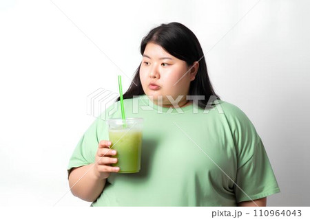 青汁を飲むぽっちゃり女性 AI生成 青汁を飲むぽっちゃり女性 AI生成 110964043