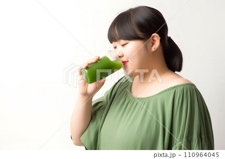 青汁を飲むぽっちゃり女性　AI生成 110964045