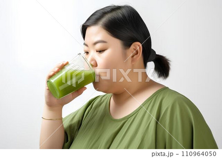 青汁を飲むぽっちゃり女性 AI生成 青汁を飲むぽっちゃり女性 AI生成 110964050