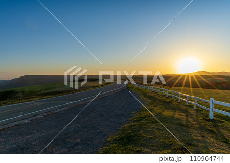 美しい夕空光芒に映える観光スポット絶景阿蘇ミルクロード風景「阿蘇大観峰周辺」 110964744