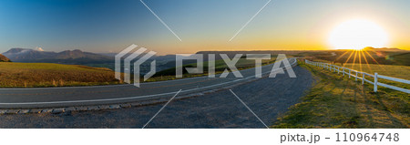 美しい夕空光芒に映える観光スポット絶景阿蘇ミルクロード風景「阿蘇大観峰周辺」 美しい夕空光芒に映える観光スポット絶景阿蘇ミルクロード風景「阿蘇大観峰周辺」 110964748
