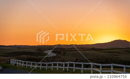 美しい夕空光芒に映える観光スポット絶景阿蘇ミルクロード風景「阿蘇大観峰周辺」 美しい夕空光芒に映える観光スポット絶景阿蘇ミルクロード風景「阿蘇大観峰周辺」 110964750