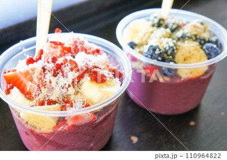 おいしい苺ボウルとアサイーボウル 110964822