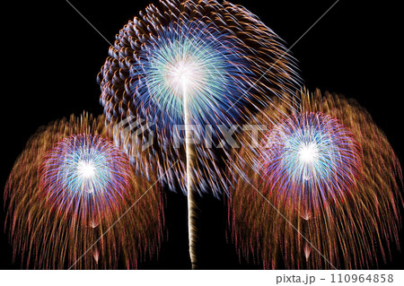 夏の夜空に美しい花火。花火大会イメージ。 110964858