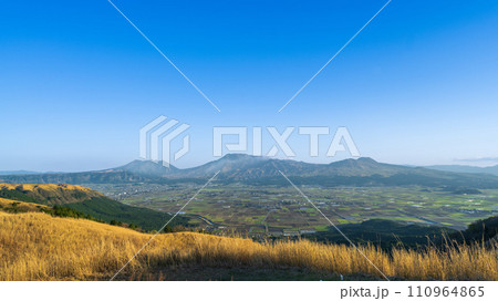 夕暮れ光芒に映える観光スポット阿蘇ミルクロードから観える阿蘇山パノラマ風景「阿蘇大観峰周辺」 夕暮れ光芒に映える観光スポット阿蘇ミルクロードから観える阿蘇山パノラマ風景「阿蘇大観峰周辺」 110964865