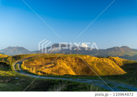 夕暮れ光芒に映える観光スポット阿蘇ミルクロードから観える阿蘇山パノラマ風景「阿蘇大観峰周辺」 110964872