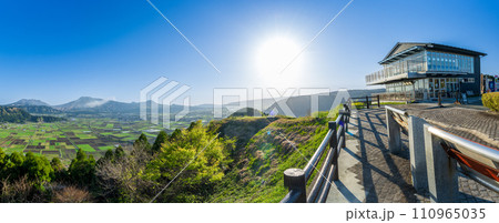 うららかな春日和に映える城山展望所から観える絶景阿蘇山(阿蘇五岳)と阿蘇田園パノラマ風景「阿蘇市」 うららかな春日和に映える城山展望所から観える絶景阿蘇山(阿蘇五岳)と阿蘇田園パノラマ風景「阿蘇市」 110965035