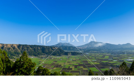 うららかな春日和に映える城山展望所から観える絶景阿蘇山(阿蘇五岳)と阿蘇田園パノラマ風景「阿蘇市」 うららかな春日和に映える城山展望所から観える絶景阿蘇山(阿蘇五岳)と阿蘇田園パノラマ風景「阿蘇市」 110965043