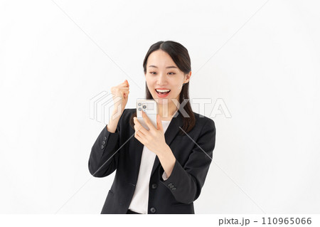 スマホを見て喜ぶ若い女性 スマホを見て喜ぶ若い女性 110965066