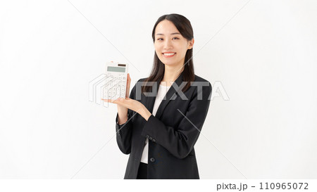 電卓を持つ若い女性 ビジネス 電卓を持つ若い女性 ビジネス 110965072