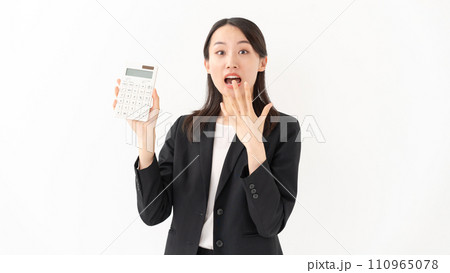 電卓を持つ若い女性 ビジネス 驚く 電卓を持つ若い女性 ビジネス 驚く 110965078