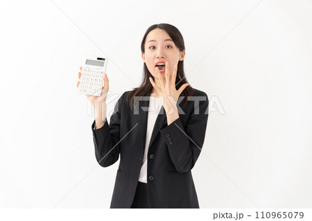 電卓を持つ若い女性　ビジネス 110965079