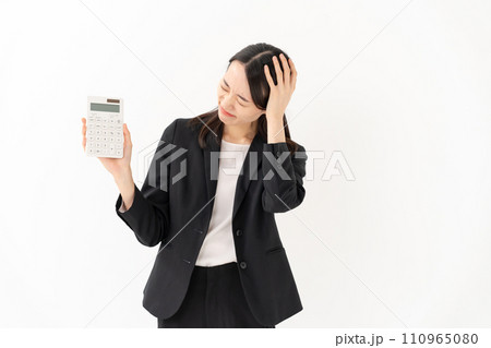 電卓を持つ若い女性 ビジネス 困る 電卓を持つ若い女性 ビジネス 困る 110965080