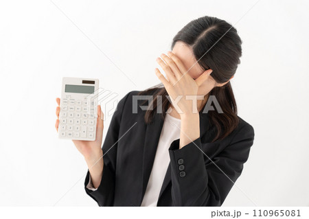 電卓を持つ若い女性　ビジネス　困る 110965081