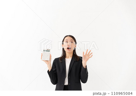 電卓を持って驚く若い女性 ビジネス 電卓を持って驚く若い女性 ビジネス 110965084