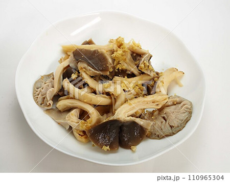 ウラベニホテイシメジのショウガ醬油和え ウラベニホテイシメジのショウガ醬油和え 110965304