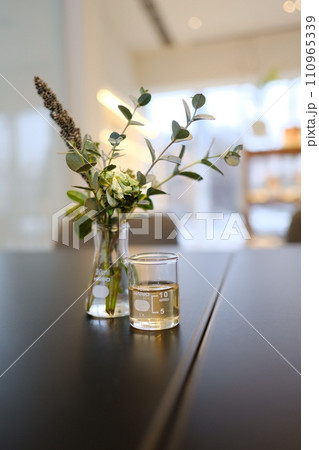 テーブルの上のお花 110965339