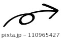 手描きのくるっと矢印黒 110965427