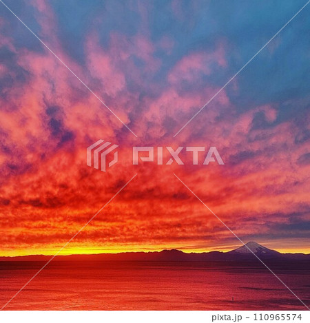 秋谷の夕陽 110965574