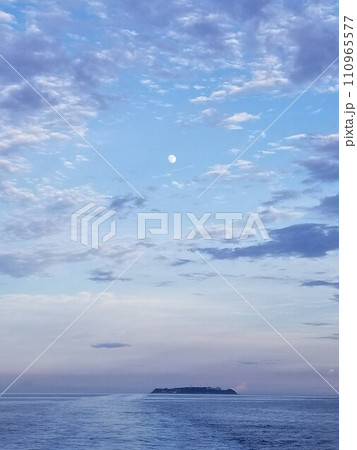 初島と月 110965577