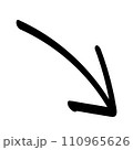 手描きの下降矢印黒 110965626
