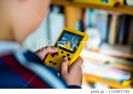 ゲームで遊ぶ子供のスナップ 110965790