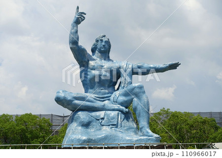 長崎平和公園　平和祈念像 110966017