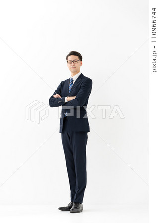 スーツ姿で腕組みをするビジネスマン スーツ姿で腕組みをするビジネスマン 110966744
