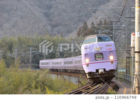 スーパーやくもの復刻塗装をまとった381系国鉄型車両を使用した伯備線特急は振り子電車として有名です 110966749