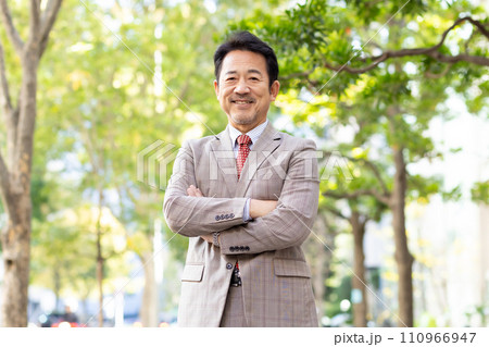 ビジネスマン　新緑　ポートレート 110966947
