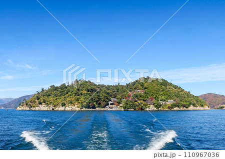 滋賀・竹生島 絶景!都久夫須麻神社の竜神拝所 滋賀・竹生島 絶景!都久夫須麻神社の竜神拝所 110967036