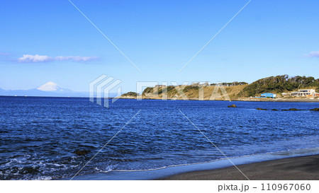 和田長浜海岸から見た相模湾と冠雪の富士山（冬） 110967060