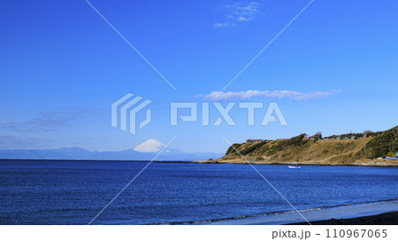 和田長浜海岸から見た相模湾と冠雪の富士山（冬） 110967065