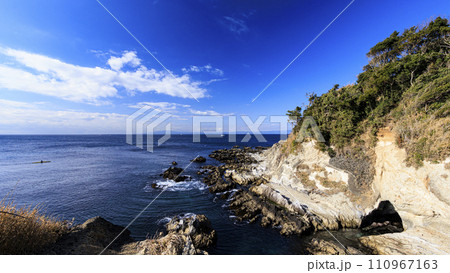 三浦半島の景勝地荒崎公園 110967163