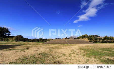 和田長浜海岸から見た相模湾と冠雪の富士山（冬） 110967167