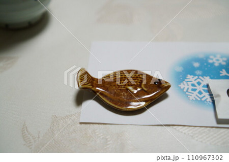 ちょこんと可愛いカレイの箸置き 110967302