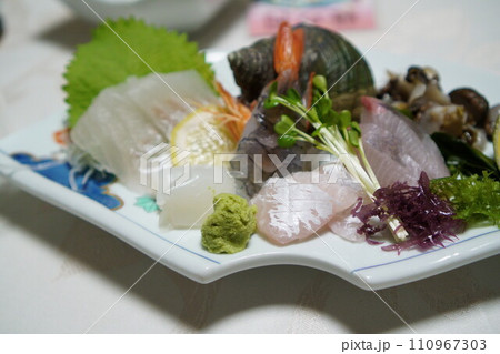 老舗割烹の新鮮な刺盛り 110967303