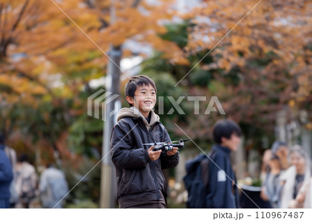 屋外でドローンを操作する男の子(AI画像) 屋外でドローンを操作する男の子(AI画像) 110967487