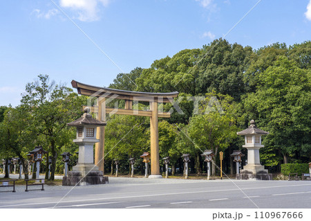 橿原神宮　第一鳥居から真っすぐ伸びる表参道 110967666