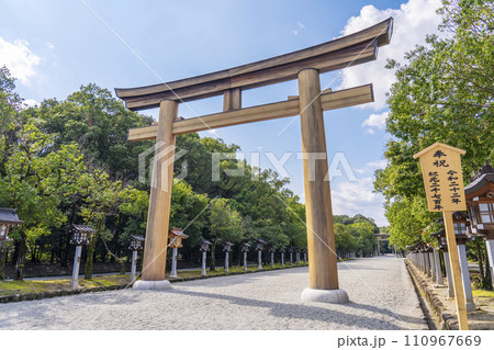 橿原神宮　第一鳥居から真っすぐ伸びる表参道 110967669