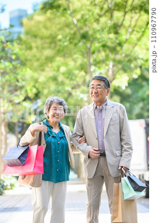 買い物をするシニア夫婦 買い物をするシニア夫婦 110967790