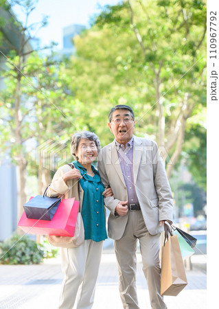 買い物をするシニア夫婦 110967792