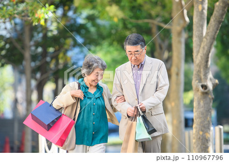 買い物をするシニア夫婦 買い物をするシニア夫婦 110967796