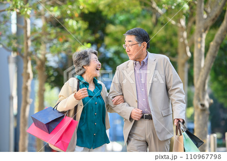 買い物をするシニア夫婦 買い物をするシニア夫婦 110967798